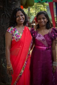 Kolmetoistavuotias aitinsa kanssa